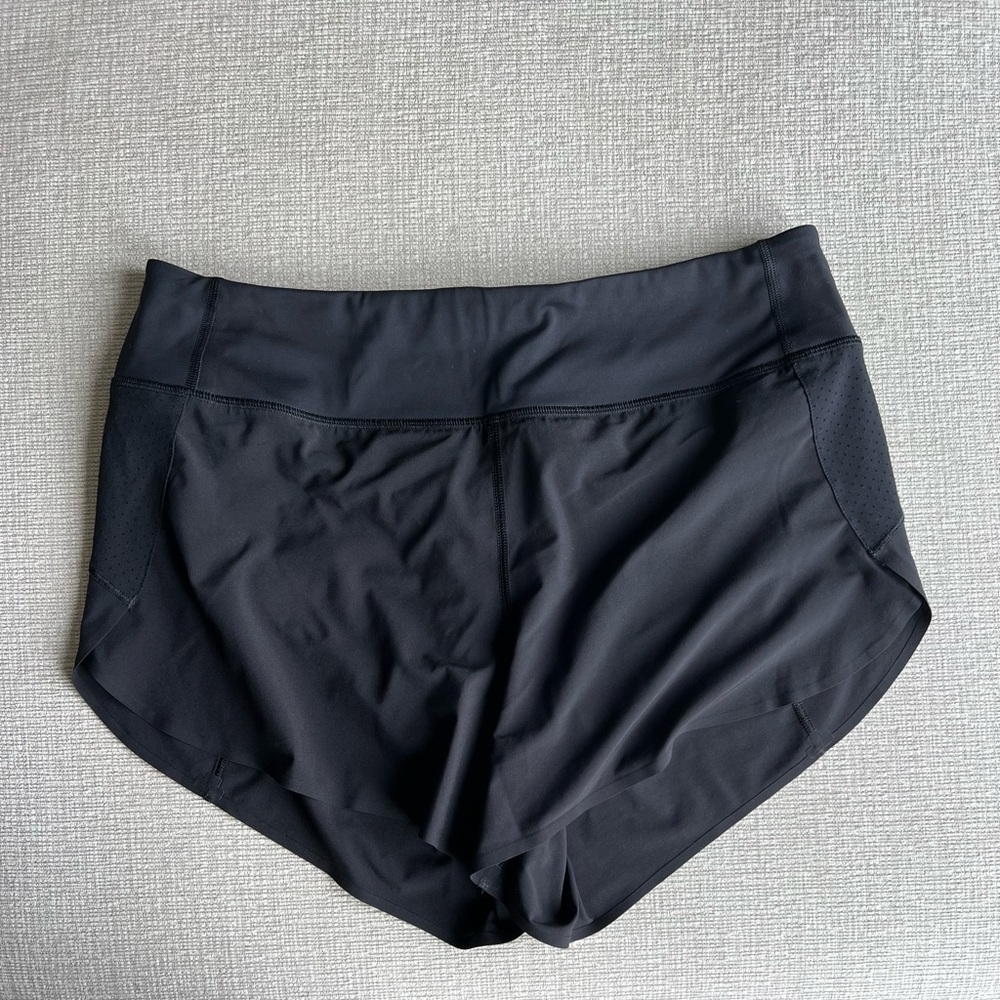 Athleta run with it 3” short M